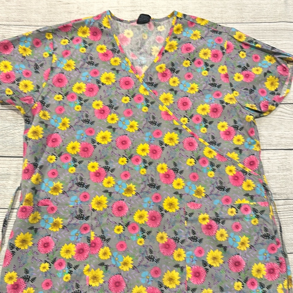 Women’s nurses scrub top size L